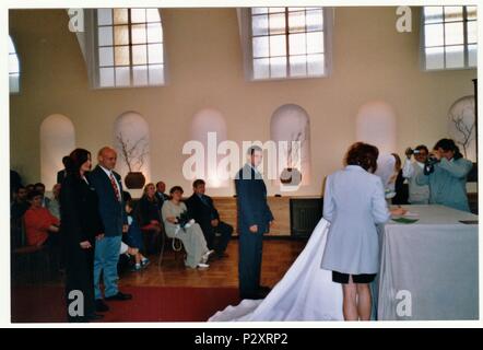 Die tschechoslowakische Republik - ca. 1990er Jahre: Retro Foto zeigt Brautpaare und Hochzeitsgäste während der Trauung. Braut zeichen Heiratsurkunde. Vintage Farbe Fotografie. Stockfoto