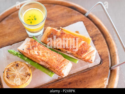 Gegrillter Lachs mit Zitrone Sauce Stockfoto