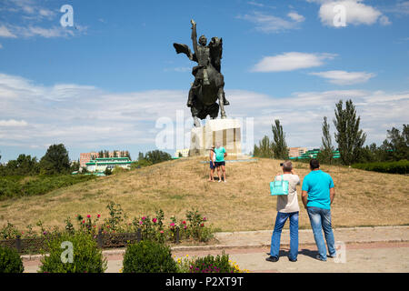 25.08.2016, Tiraspol, Transnistrien, Moldau - Menschen darstellen für Erinnerung Fotos vor dem Suvorov Denkmal auf der zentralen Straße des 25. Stockfoto