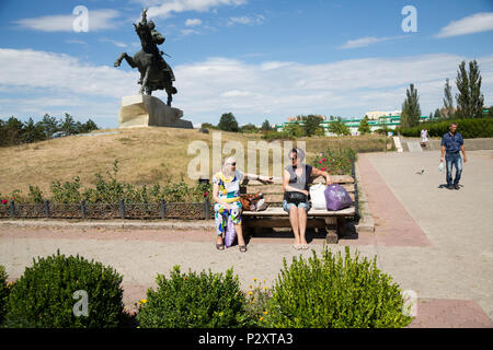 Tiraspol, Moldau, die Menschen in den Park bei suworow Denkmal Stockfoto