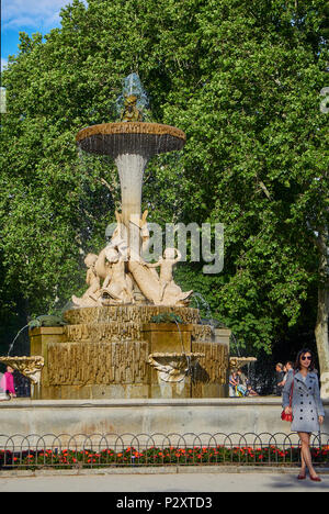 Menschen zu Fuß in der Nähe der Fuente de los Galapagos Brunnen im Parque del Buen Retiro Park von Madrid, Spanien. Stockfoto