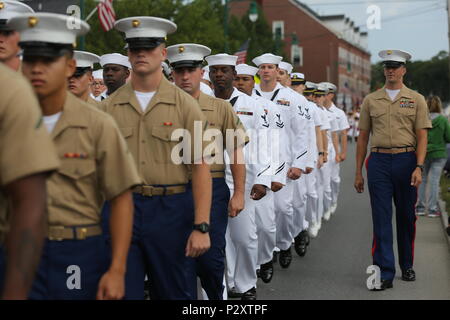 Gunnery Sgt. Joshua Pendley, ein Motor transport Chief mit Combat Logistik Bataillon 8, 2 Marine Logistik Gruppe, fordert Trittfrequenz für eine Ausbildung in einer Parade während der Hummer Fest in Rockland, ME, August 3-7, 2016. Die Marinesoldaten und Matrosen an Bord der USS Oak Hill (LSD-51) wurden im Anschluss an das Festival teilzunehmen und den Fähigkeiten des Navy-Marine Corps Team. (U.S. Marine Corps Foto von Sgt. Olivia McDonald) Stockfoto