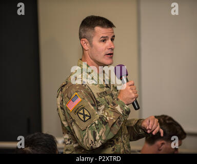 Sgt. 1. Klasse Bill Keever, Arizona State University ROTC Assistent primäre Militärwissenschaft Instructor, stellt eine Frage über Karrieremöglichkeiten bei einem Führungsmitglied Seminar am Joint Base Lewis McChord, Wash., Aug. 6. Siebenundsechzig Militärwissenschaft Instruktoren aus 150 Universitäten in 26 Staaten verbreitet waren anwesend während des Seminars im Rahmen einer jährlichen Fortbildungsveranstaltung für Entwicklung zur Führungskraft-mentoring und Motivations-Techniken zu erschließen sowie bieten ein Forum für den Austausch von Ideen und best Practices. Moderiert wurde die Veranstaltung durch die 104. Training Division 4 t Stockfoto