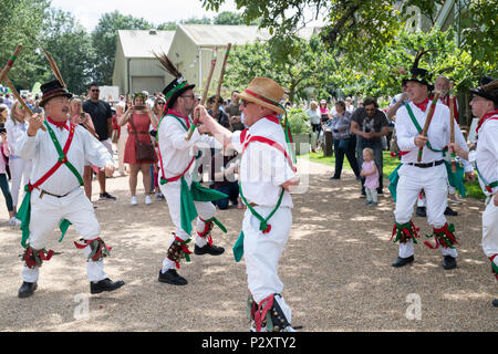 Charlbury Morris Dancers bei Daylesford Organic Farm Sommer Festival. Daylesford, Cotswolds, Gloucestershire, England. Stockfoto