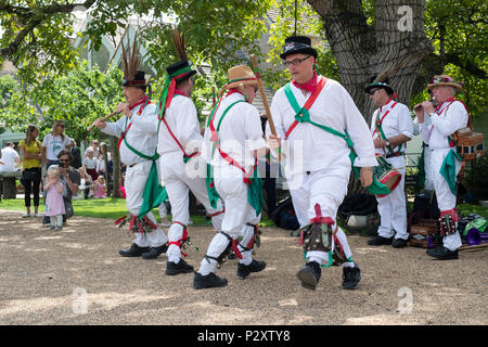 Charlbury Morris Dancers bei Daylesford Organic Farm Sommer Festival. Daylesford, Cotswolds, Gloucestershire, England. Stockfoto