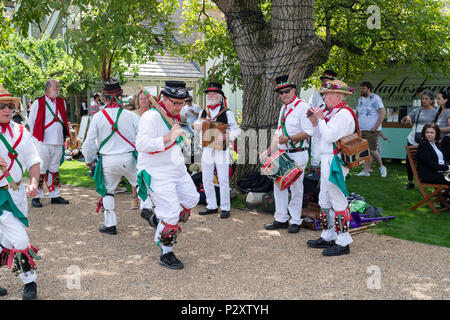 Charlbury Morris Dancers bei Daylesford Organic Farm Sommer Festival. Daylesford, Cotswolds, Gloucestershire, England. Stockfoto