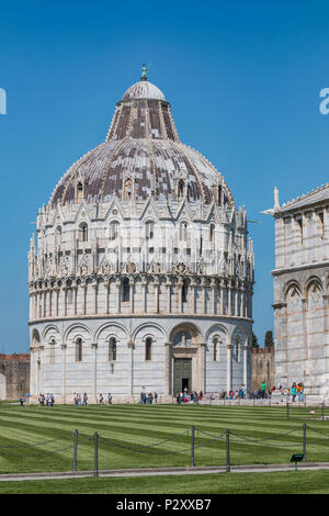 Das Baptisterium San Giovanni ist eines der Denkmäler der Piazza dei Miracoli in Pisa; steht vor der westlichen Fassade der Kathedrale von Stockfoto