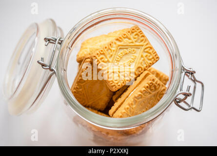 Custard cream Kekse in einem Glas auf weißem Hintergrund Stockfoto