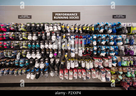 Eine Anzeige der Rohner Socken zum Verkauf an Paragon Sportartikel am Broadway in Manhattan, New York City. Stockfoto