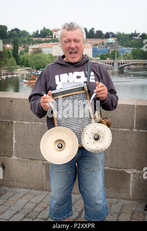 Eine Street Performer spielen eine hausgemachte percussion Instrument auf der Karlsbrücke in Prag, Tschechische Republik. Stockfoto