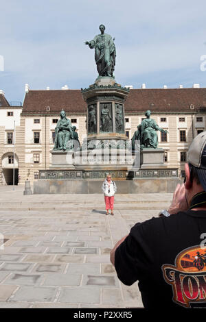 Statue von Franz II., Kaiser des Heiligen Römischen Reiches (damals Kaiser von Österreich), Apostolischer König von Ungarn, König von Böhmen. In der Burg Platz des Hofbu Stockfoto