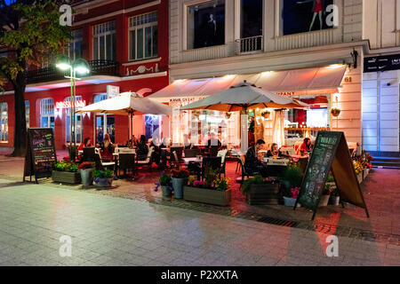 Sopot, Polen - 13. Mai, 2018: die Menschen sind, die Nacht in einem Restaurant an der Helden von Monte Cassino Straße (Ulica Bohaterów Monte Cas Stockfoto