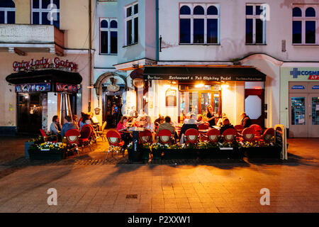 Sopot, Polen - 13. Mai, 2018: die Menschen sind, die Nacht in einem Restaurant an der Helden von Monte Cassino Straße (Ulica Bohaterów Monte Cas Stockfoto