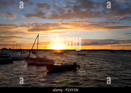 Boote im Hafen bei Sonnenuntergang, Wells-next-the-Sea, Norfolk, England Stockfoto