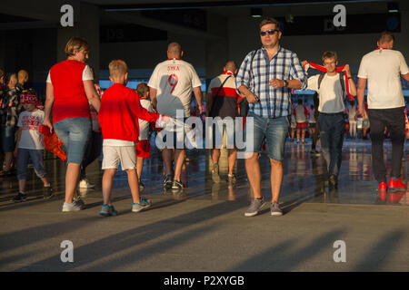 Polnische Fußball-Fans an PGE Narodowy, Polnische Nationalstadion in Warschau, Polen Stockfoto