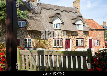 Strohgedeckte Hütten im Dorf Barton Bendish, West Norfolk, in der Nähe von Swaffham Stockfoto