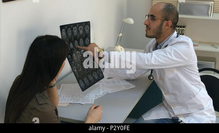 Männlicher Arzt zeigen Gehirn Computertomographie Patientin und Füllung in Form Stockfoto