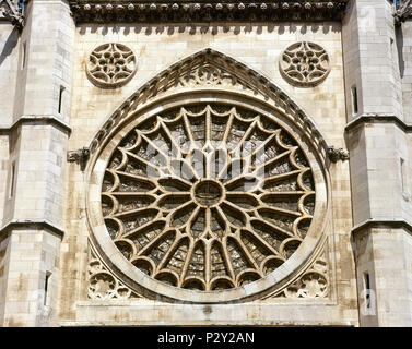 Leon, Kastilien und Leon, Spanien. Saint Mary's Kathedrale. 13./14. Jahrhundert. Hauptfassade. Rosette. Im gotischen Stil. Das Design ist atributed zum Master Enrique. Stockfoto