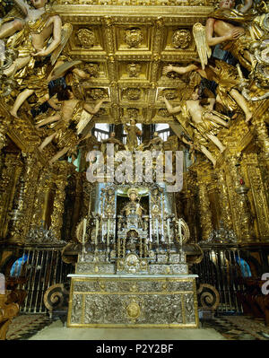 Altar der Kathedrale von Santiago de Compostela. Gotische altar in üppigen Barock umgebaut von Jose Vega y Verdugo. Der Baldachin, 17. Jahrhundert, Autor Domingo de Andrade (1639-1712). Ein bejeweled mittelalterliche Statue des Heiligen Jakobus (12. Jahrhundert). Santiago de Compostela Kathedrale. Santiago de Compostela, Provinz La Coruña, Galicien, Spanien. Stockfoto