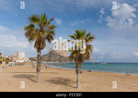 Moraira Costa Blanca Spanien mit Strand, Palmen und Penon de Ilfach rock Wahrzeichen Stockfoto