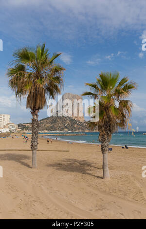 Calpe Costa Blanca Spanien mit Strand, Palmen und Penon de Ilfach rock Wahrzeichen Stockfoto