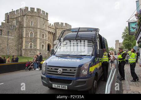 Bis Samstag königliche Hochzeit in Windsor Bauen sieht globale TV-Crews, Lüfter, Touristen und mehr Sicherheit in der Stadt. Mit: Atmosphäre, Wo: London, England, Großbritannien Wann: 16. Mai 2018 Credit: Wheatley/WANN Stockfoto