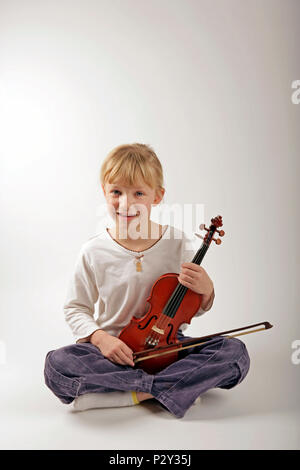 Junges Mädchen mit einem Viertel der Größe Violine - generische Stockfoto