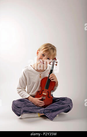 Junge Mädchen ihr Viertel holding Größe Violine Stockfoto