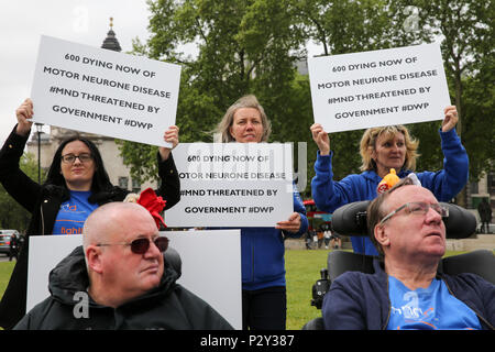 Eine Gruppe von Aktivisten demonstriert im Parlament Platz gegen die grausame Neubewertung von der Abteilung für Arbeit und Pensionen (DWP) x 350 sterbenden Motoneurone (Geist) Patienten für Beschäftigung Betreuungsbetrag (ESA) höhere Rate. Mit: Atmosphäre, Wo: London, Großbritannien Wann: 16. Mai 2018 Credit: Dinendra Haria/WANN Stockfoto