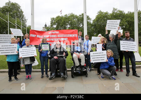 Eine Gruppe von Aktivisten demonstriert im Parlament Platz gegen die grausame Neubewertung von der Abteilung für Arbeit und Pensionen (DWP) x 350 sterbenden Motoneurone (Geist) Patienten für Beschäftigung Betreuungsbetrag (ESA) höhere Rate. Mit: Atmosphäre, Wo: London, Großbritannien Wann: 16. Mai 2018 Credit: Dinendra Haria/WANN Stockfoto