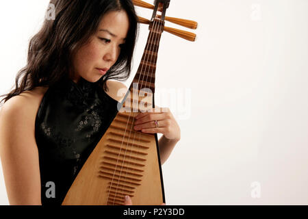 Oreintal Dame spielen die chinesische Laute Pipa, oder Stockfoto