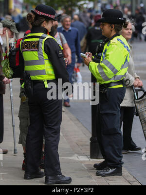 Bis Samstag königliche Hochzeit in Windsor Bauen sieht Stadt London Polizisten sind im Einsatz in der Stadt. Mit: Atmosphäre, Wo: London, England, Großbritannien Wann: 16. Mai 2018 Credit: Wheatley/WANN Stockfoto