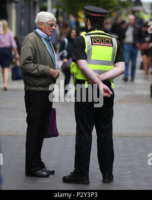 Bis Samstag königliche Hochzeit in Windsor Bauen sieht Stadt London Polizisten sind im Einsatz in der Stadt. Mit: Atmosphäre, Wo: London, England, Großbritannien Wann: 16. Mai 2018 Credit: Wheatley/WANN Stockfoto