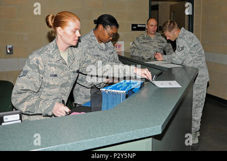 Staff Sgt. Jessica Brunn und Senior Airman Andrea schürt, Personal, das mit den 127 Force Support Squadron, Michigan der National Guard, der Pflege der Datensätze für fast 300 Mitarbeiter, die während der übung Northern Strike 16 an der Bekämpfung der Readiness Training Center in Alpena, Michigan, Aug 7, 2016. Northern Strike 16 ist ein National Guard Bureau - geförderte Übung vereint rund 5.000 Heer, Luftwaffe, Marine, und Special Forces service Mitglieder aus 20 Mitgliedstaaten und drei Koalition Ländern während der ersten drei Wochen im August 2016 im Camp Äsche gemeinsame Manöver Training Center und die Alpena bekämpfen Stockfoto