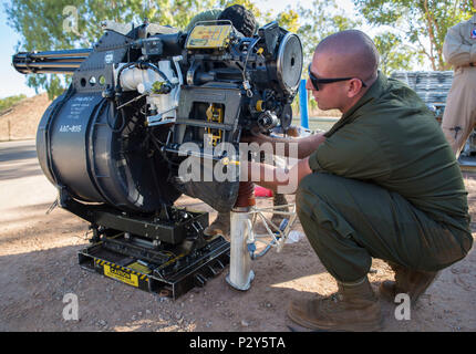 Us Marine Corps Lance Cpl. Trevor Serenelli, eine Aviation ordnance Techniker mit Marine Fighter Attack Squadron (Vmfa) 122, arbeitet an einer M61 A2 20 mm Vulcan Cannon während der Übung Pitch Black 2016 bei der Royal Australian Air Force Base, Australien, Nov. 5, 2016. Die leichte Pistole ist nur in F/A-18 und die Sechs rotierende Barrel barrel Erosion und die Wärmeentwicklung zu minimieren, um eine lange Waffe Leben beitragen. Schießen 6000 Schuss pro Minute, die Waffe wird eine Kanone ersetzen. In einer der Staffel F/A-18C Hornet und wird für Bodenziele bei Pitch Black verwendet werden. Die Übung bietet Marine Stockfoto