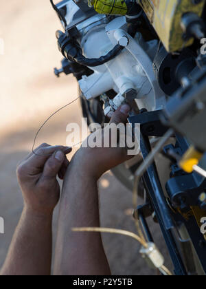 Eine M16 A2 20 mm Vulcan Cannon ist gepflegt vor auf einem Marine Fighter Attack Squadron (Vmfa) 122 F/A-18C Hornet während der Übung Pitch Black 2016 bei der Royal Australian Air Force Base Tindal, Australien, Nov. 5, 2016 montiert werden. Die leichte Pistole ist nur in F/A-18 und die Sechs rotierende Barrel barrel Erosion und die Wärmeentwicklung zu minimieren, um eine lange Waffe Leben beitragen. Schießen 6000 Schuss pro Minute, die Waffe wird eine Kanone ersetzen. In einer der Staffel F/A-18C Hornet und wird für Bodenziele bei Pitch Black verwendet werden. Die Übung bietet Marines mit Vmfa-122 Die opportunit Stockfoto
