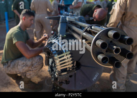 Us-Marines mit Marine Fighter Attack Squadron (Vmfa) 122 Führen Sie Wartungsarbeiten an einer M61 A2 20 mm Vulcan Cannon während der Übung Pitch Black 2016 bei der Royal Australian Air Force Base Tindal, Australien, Nov. 5, 2016. Die leichte Pistole ist nur in F/A-18 und die Sechs rotierende Barrel barrel Erosion und die Wärmeentwicklung zu minimieren, um eine lange Waffe Leben beitragen. Schießen 6000 Schuss pro Minute, die Waffe wird eine Kanone ersetzen. In einer der Staffel F/A-18C Hornet und wird für Bodenziele bei Pitch Black verwendet werden. Die Übung bietet Marines mit Vmfa-122 die Möglichkeit zu integrieren. Stockfoto