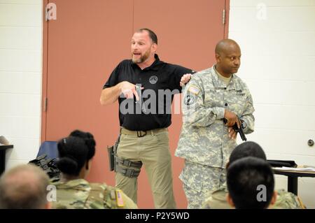 FBI Special Agent Michael Culloton, Links, und Oberstleutnant Tim Tyler, Chief Financial Officer bei der 416Th Theater Ingenieur Befehl (TEC) und Illinois State Trooper, korrekte Bewegung Techniken mit dem M9 Pistole zeigen, während der aktiven shooter Ausbildung an der 416th TEC Hauptsitz, Darien, Illinois die Ausbildung zur Verfügung gestellt von Special Agent Culloton gab Soldaten Tools zu reagieren und sich in einer aktiven shooter Situation, Aug 6, 2016 Schützen. (U.S. Armee Foto von SPC. Brianna Saville / freigegeben) Stockfoto