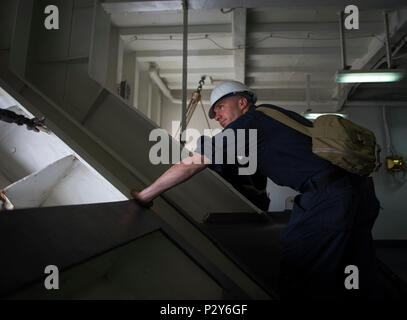 160806-N-WF 272-130 SASEBO, Japan (Aug. 6, 2016) Hospital Corpsman 3. Klasse Brett Stephens, zugeordnet zu den Amphibious Assault ship USS BONHOMME RICHARD (LHD6), Blicke auf den Horizont des Schiffes Vorschiff, wie es Sasebo, Japan für seinen Fall Patrol fährt. Bonhomme Richard ist das Flaggschiff der Bonhomme Richard Expeditionary Strike Group und ist Vorwärts - in den USA 7 Flotte Bereich eingesetzt. (U.S. Marine Foto von Mass Communication Specialist 2. Klasse Diana Quinlan/Freigegeben) Stockfoto