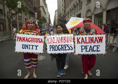 Philippine Independence Day Parade in New York City. Gruppe fördert die Einheit, Fortschritt und Frieden für die Philippinen Marching in traditionellen einheimischen Kostüme. Stockfoto