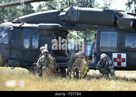 Grafenwöhr, Deutschland - Staff Sgt. Jeremia Steele (im Hintergrund links) von der US-Armee Afrika, Sgt. 1. Klasse Dominador Rubang (im Vordergrund links) von der US-Armee NATO-Brigade und Staff Sgt. Mohammad Bhuiyan (rechts) Der 650Th Military Intelligence Group, bieten Sicherheit 12.08.8 Während der 2016 europäischen Best Krieger Konkurrenz an der 7th Army Training Befehl Grafenwöhr Training Area statt. Die intensive, zermürbende jährlichen einwöchigen Wettbewerb ist das prestigeträchtigste Event der Region. Veranstalter wird ankündigen top Junior Officer des Jahres, noncommissioned Officer und Soldat während Stockfoto