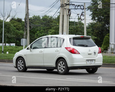 CHIANG MAI, THAILAND - 16. JUNI 2018: Mit dem eigenen Auto, Nissan Tiida. Foto an der Straße Nr. 121 ca. 8 km von der Innenstadt von Chiang Mai, Thailand. Stockfoto