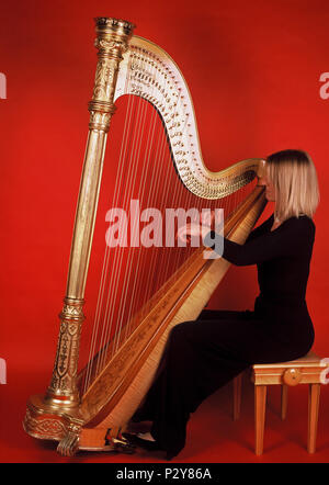 Harfenspieler spielt eine konzertharfe von Obermeyer. Stockfoto