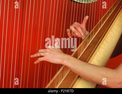 Harfenspieler spielt eine konzertharfe von Obermeyer. Stockfoto