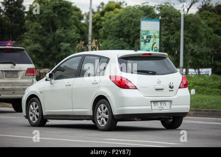 CHIANG MAI, THAILAND - 16. JUNI 2018: Mit dem eigenen Auto, Nissan Tiida. Foto an der Straße Nr. 121 ca. 8 km von der Innenstadt von Chiang Mai, Thailand. Stockfoto