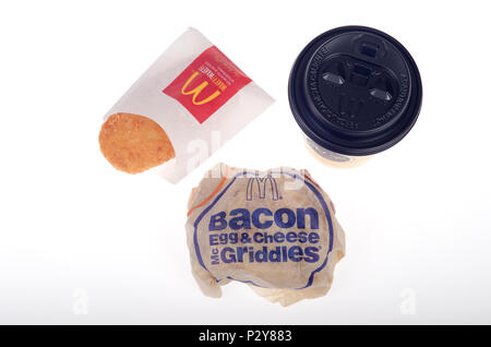 McDonald's McGriddle mit Speck, Ei und Käse, ein Hash Brown Patty und eine Tasse Kaffee Frühstück Stockfoto