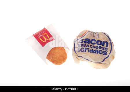 McDonald's Frühstück mit McGriddle mit Speck, Ei und Käse in Hülle mit einem Hash Brown Kartoffel patty auf weißem Hintergrund Stockfoto