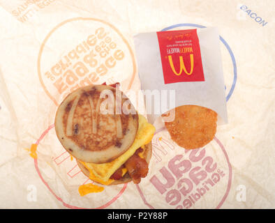 McDonald's Speck, Ei und Käse McGriddle mit Hash Brown patty auf Wrapper Stockfoto