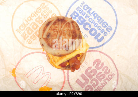 McDonald's Speck, Ei und Käse McGriddle auf Wrapper Stockfoto