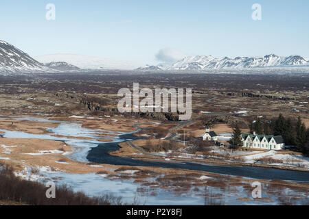 Weite Einstellung auf Þingvellir-Nationalpark auf einer klaren sonnigen Tag. Þingvellir öxará Fluss, die Kirche und der Ort der ersten isländischen Parlaments gesehen werden kann. Stockfoto